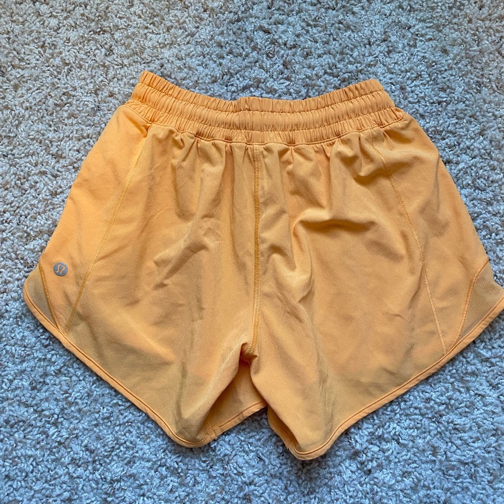 LULULEMON hotty hots. low rise 4 inches